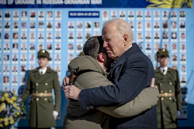 BBC: Wizyta Bidena w hollywoodzkim stylu, trudno sobie wyobrazić, że Putin to przebije