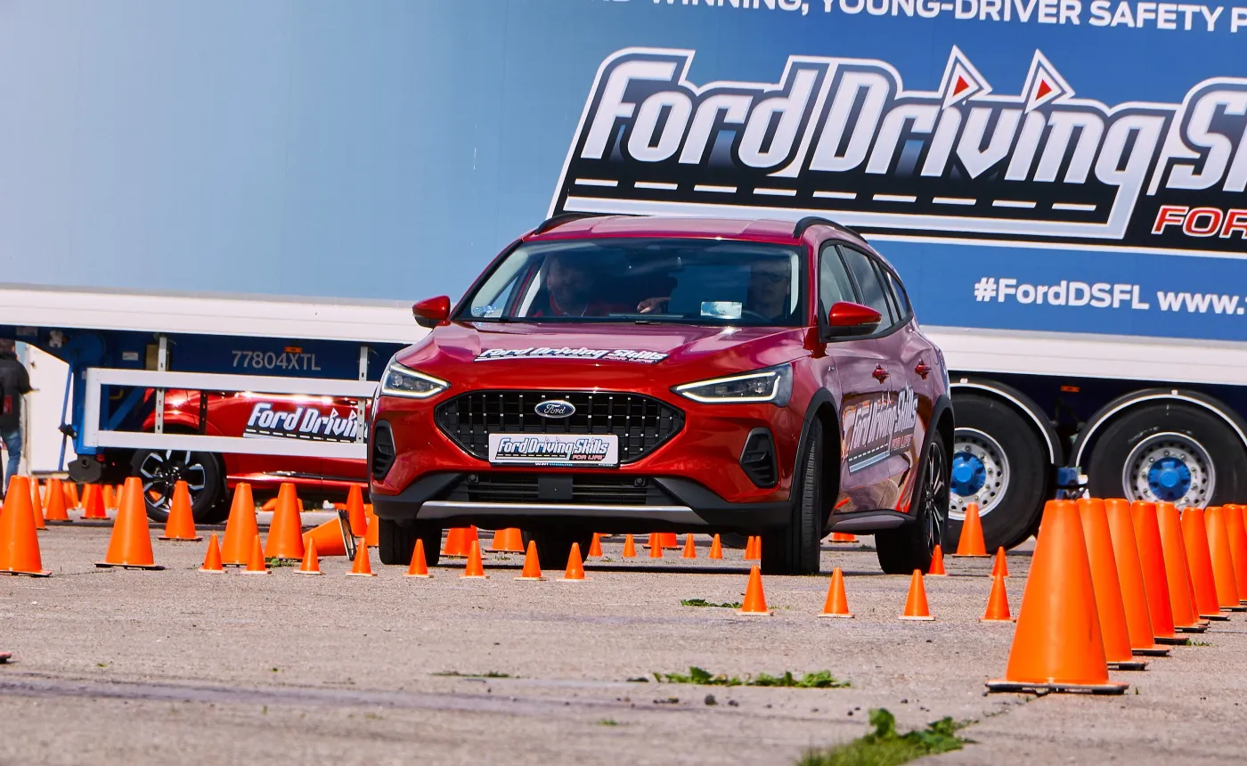 Ford za darmo szkoli kierowców w Polsce. Umiesz się pohamować?