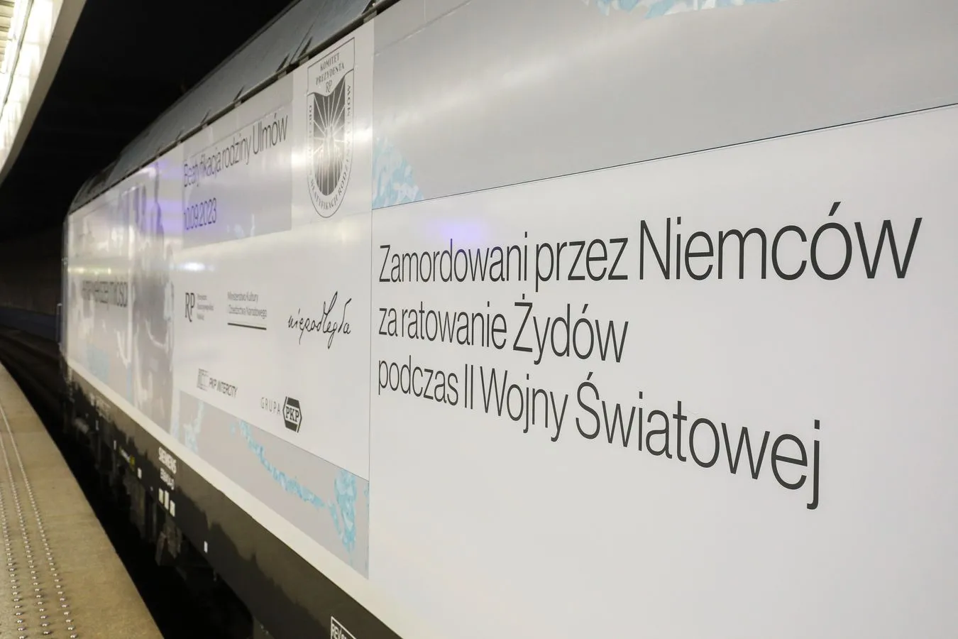 Prezentacja lokomotywy z okolicznościową grafiką o Rodzinie Ulmów