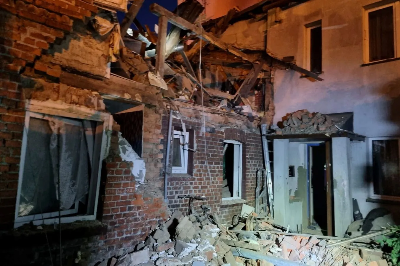 Miejsce wybuchu gazu w jednorodzinnym budynku mieszkalnym w Chełmży