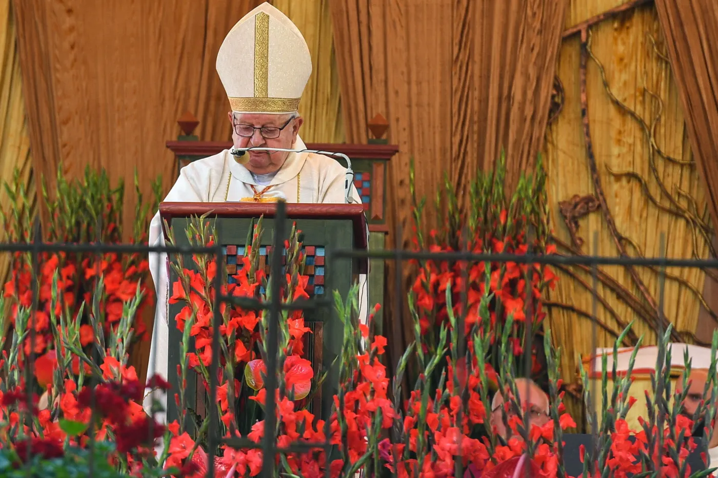Kard. Dziwisz: Nie dajmy się zwodzić tym propagandowym hasłom i programom, które...