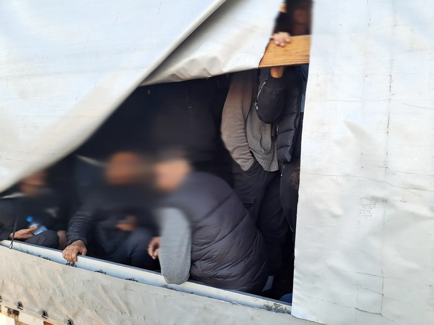 inspektorzy-itd-wykryli-przemyt-43-nielegalnych-imigrantow-z-syrii-37936683.jpg