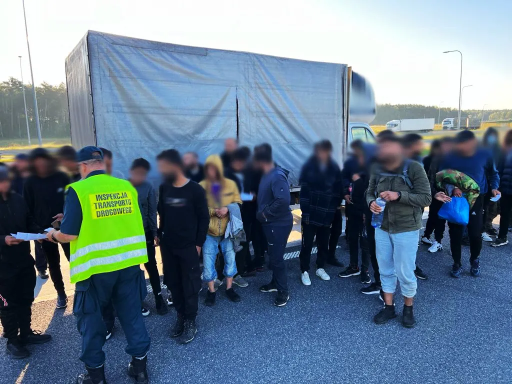 inspektorzy-itd-wykryli-przemyt-43-nielegalnych-imigrantow-z-syrii-37936689.jpg