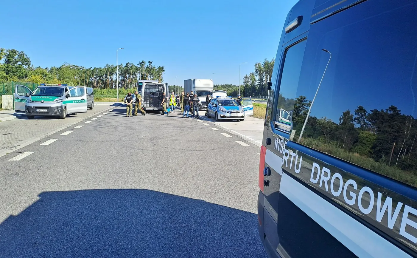 Inspektorzy ITD mieli nosa! Odkryli plandekę i zamarli