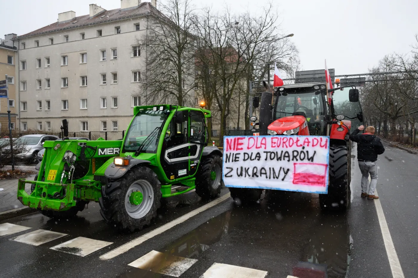 protest-rolnikow-przed-wielkopolskim-urzedem-wojewodzkim-w-poznaniu-38085666.jpg