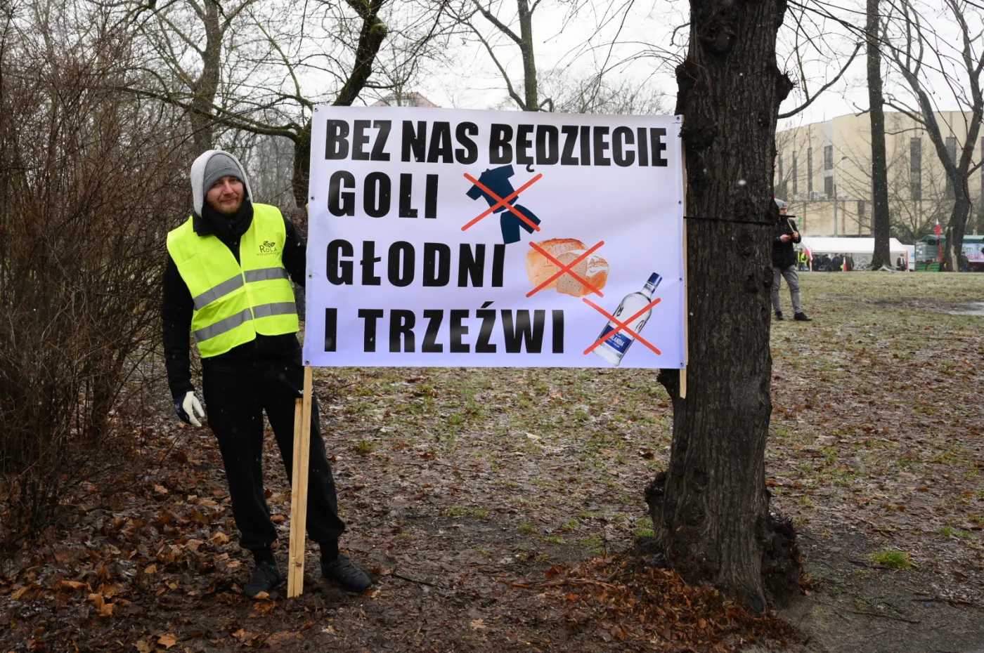 protest-rolnikow-przed-wielkopolskim-urzedem-wojewodzkim-w-poznaniu-38085667.jpg