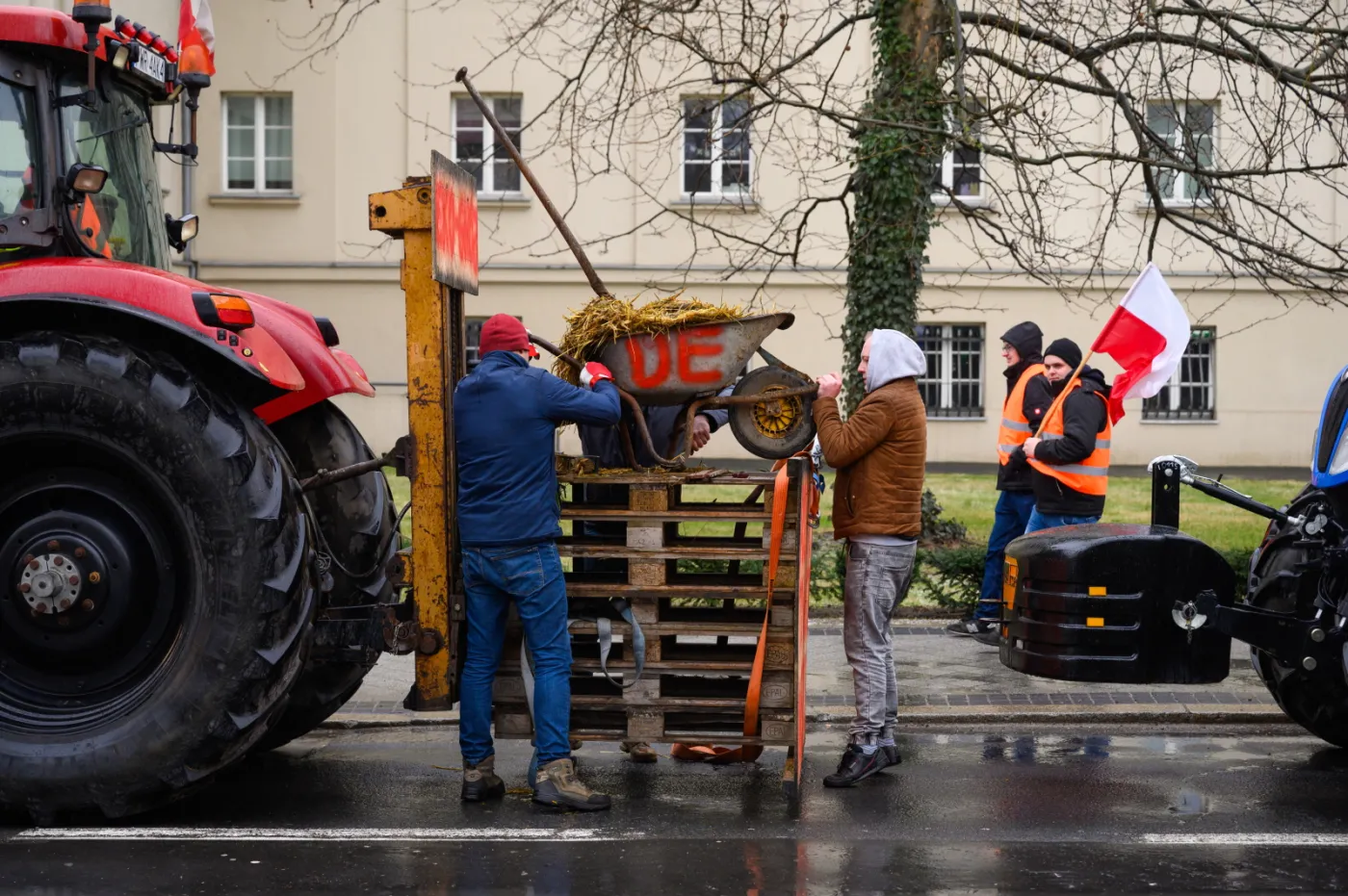 Protest rolników przed Wielkopolskim Urzędem Wojewódzkim w Poznaniu