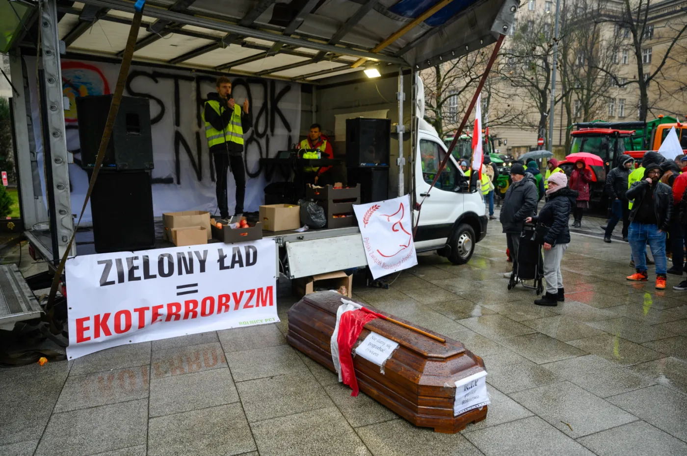 protest-rolnikow-przed-wielkopolskim-urzedem-wojewodzkim-w-poznaniu-38086203.jpg