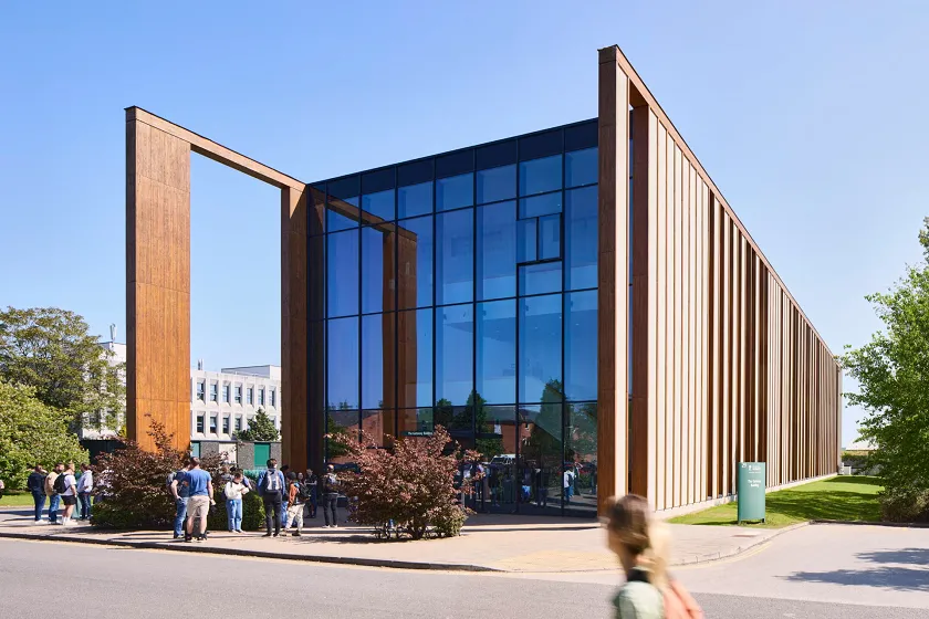 Dlaczego budownictwo naturalne nie powinno się kojarzyć z lepianką, ale z budynkiem uniwersytetu? Rozwój edukacji architektonicznej w Polsce