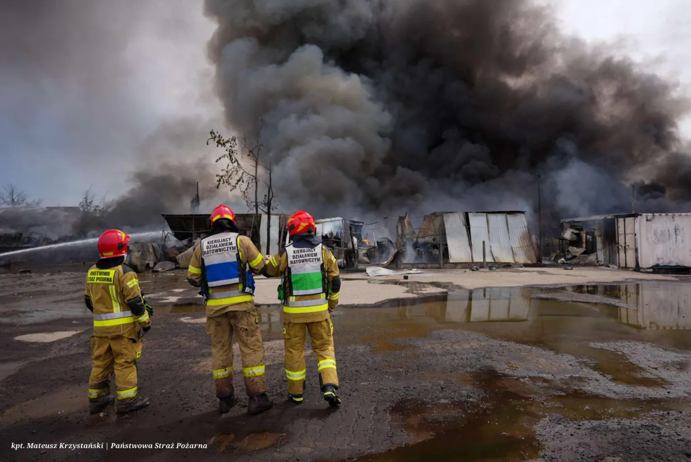 Pożar składowiska w Siemianowicach Śląskich. "Dwóch strażaków poszkodowanych"