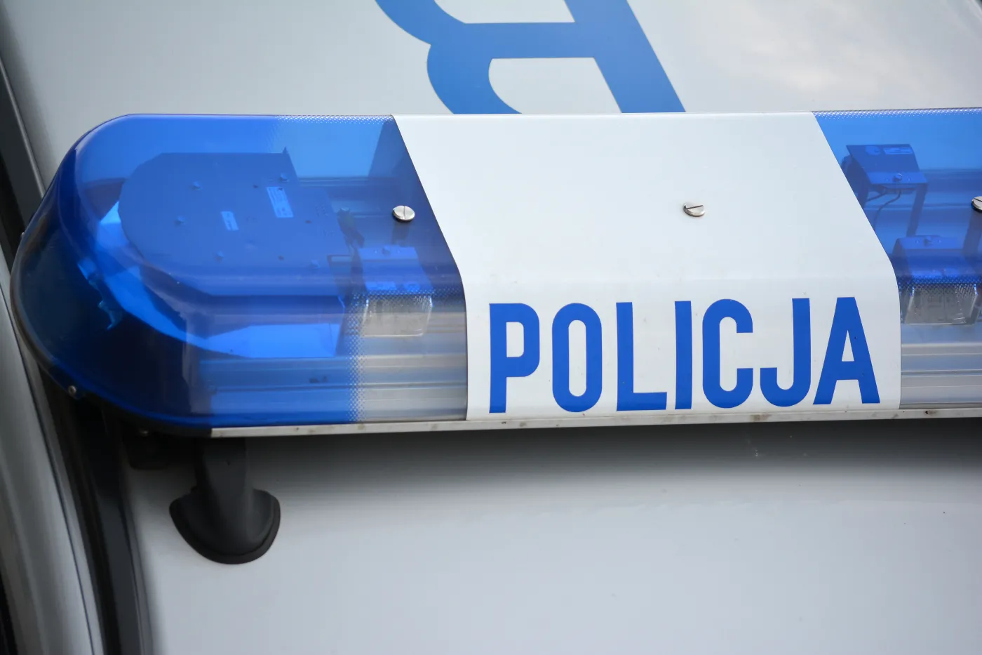 Dwulatka pozostawiona w nocy w aucie. Ratownicy musieli wybić szybę