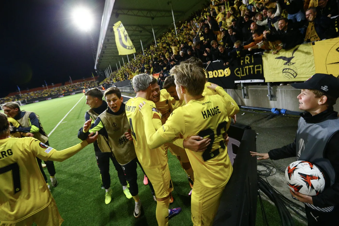 Walczymy z kryzysem klimatycznym, a UEFA zmusiła piłkarzy do zanieczyszczenia powietrza