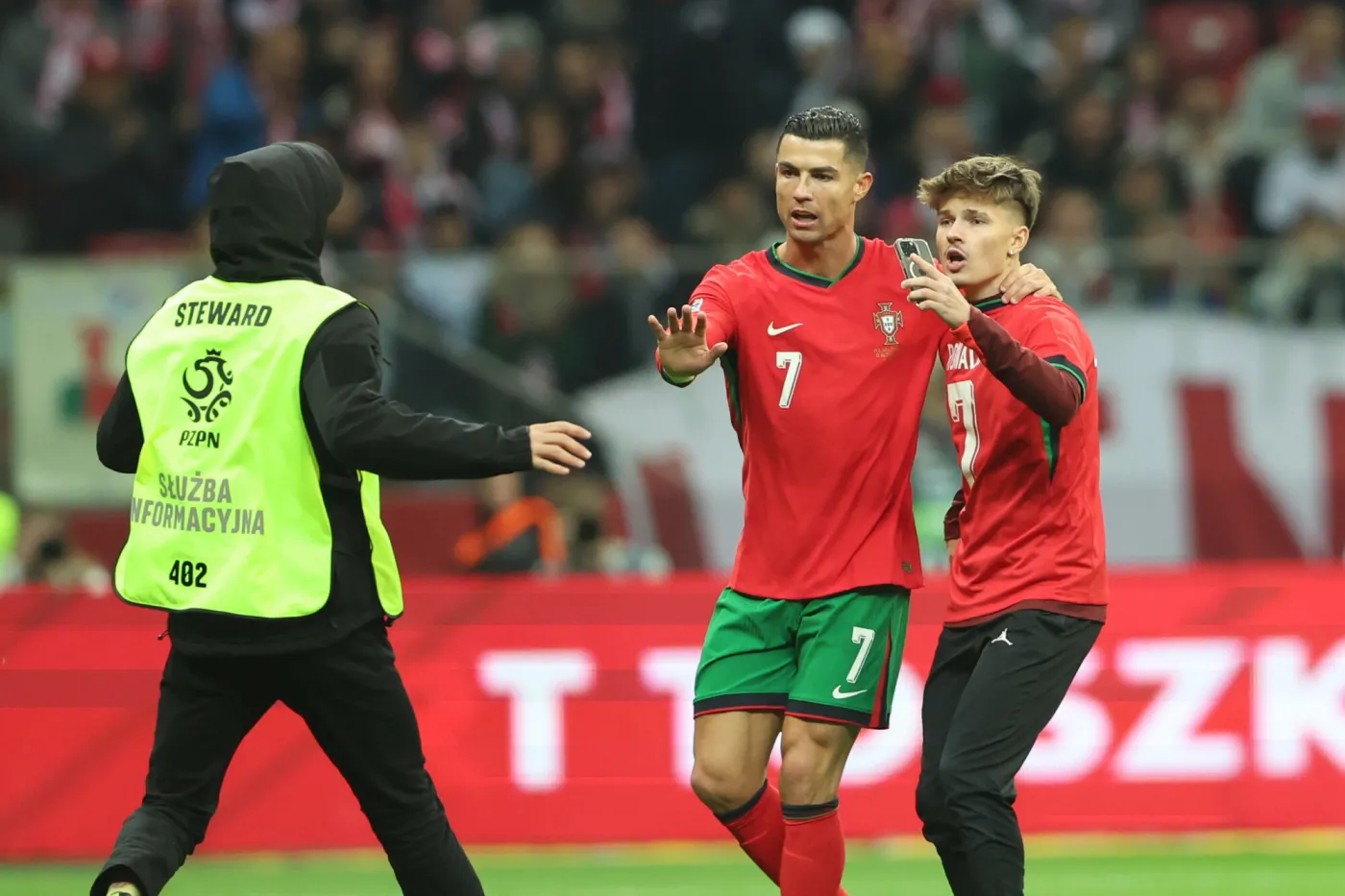 Kibic wbiegł na murawę i zrobił zdjęcie z Ronaldo. Zapłaci surową karę