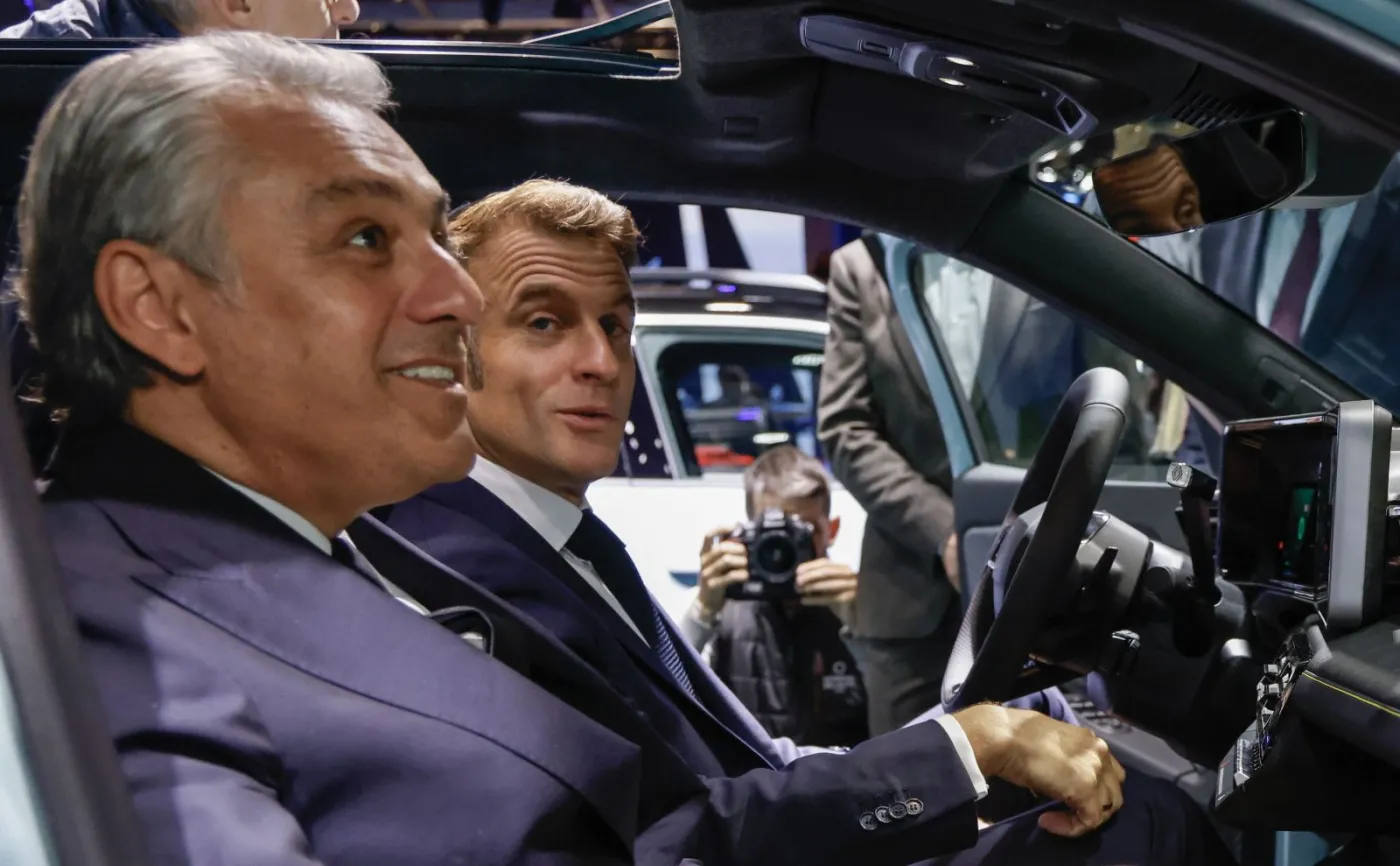 prezydent-francji-emmanuel-macron-i-luca-de-meo-szef-grupy-renault-38315799.jpg