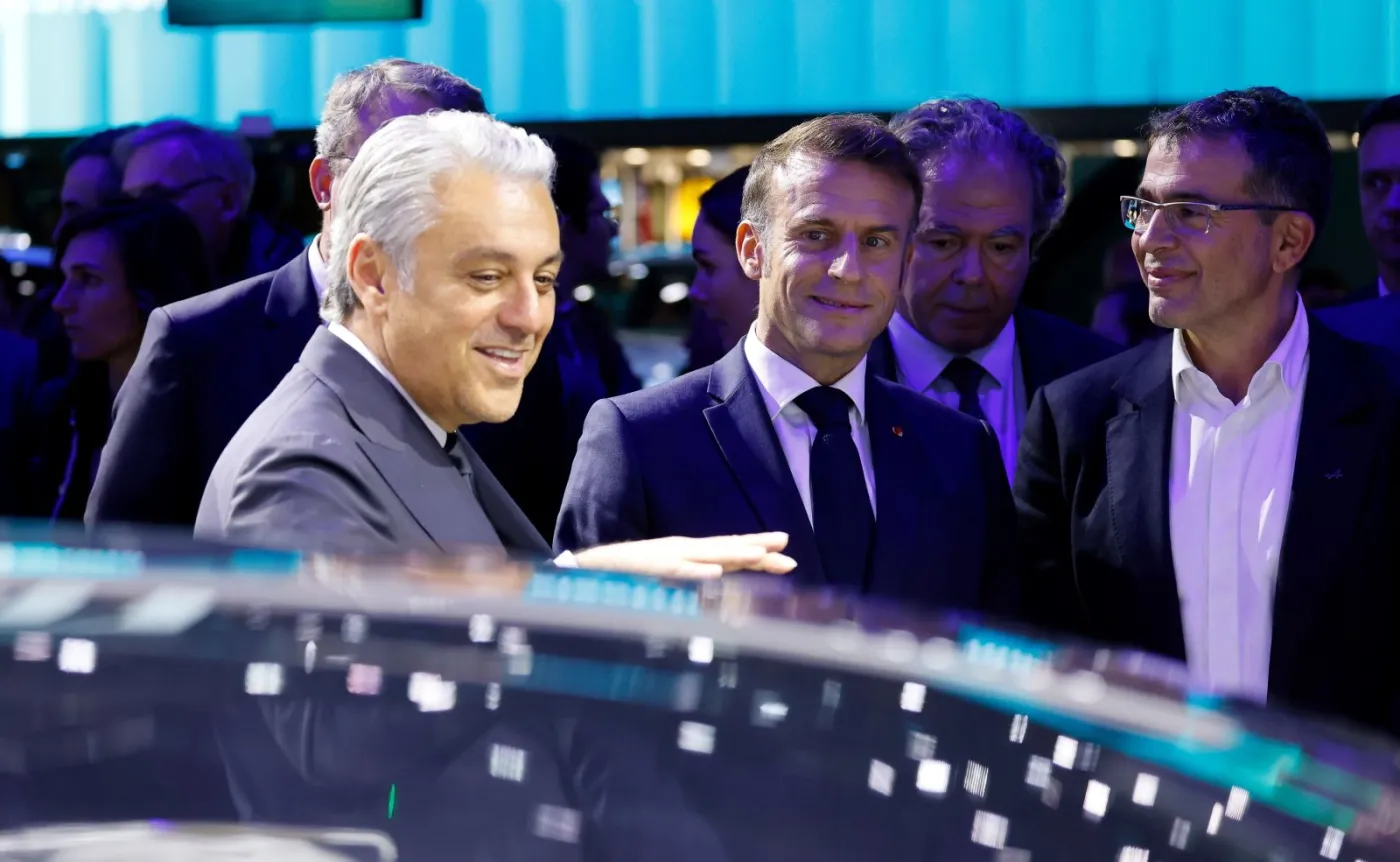 prezydent-francji-emmanuel-macron-i-luca-de-meo-szef-grupy-renault-38315819.jpg