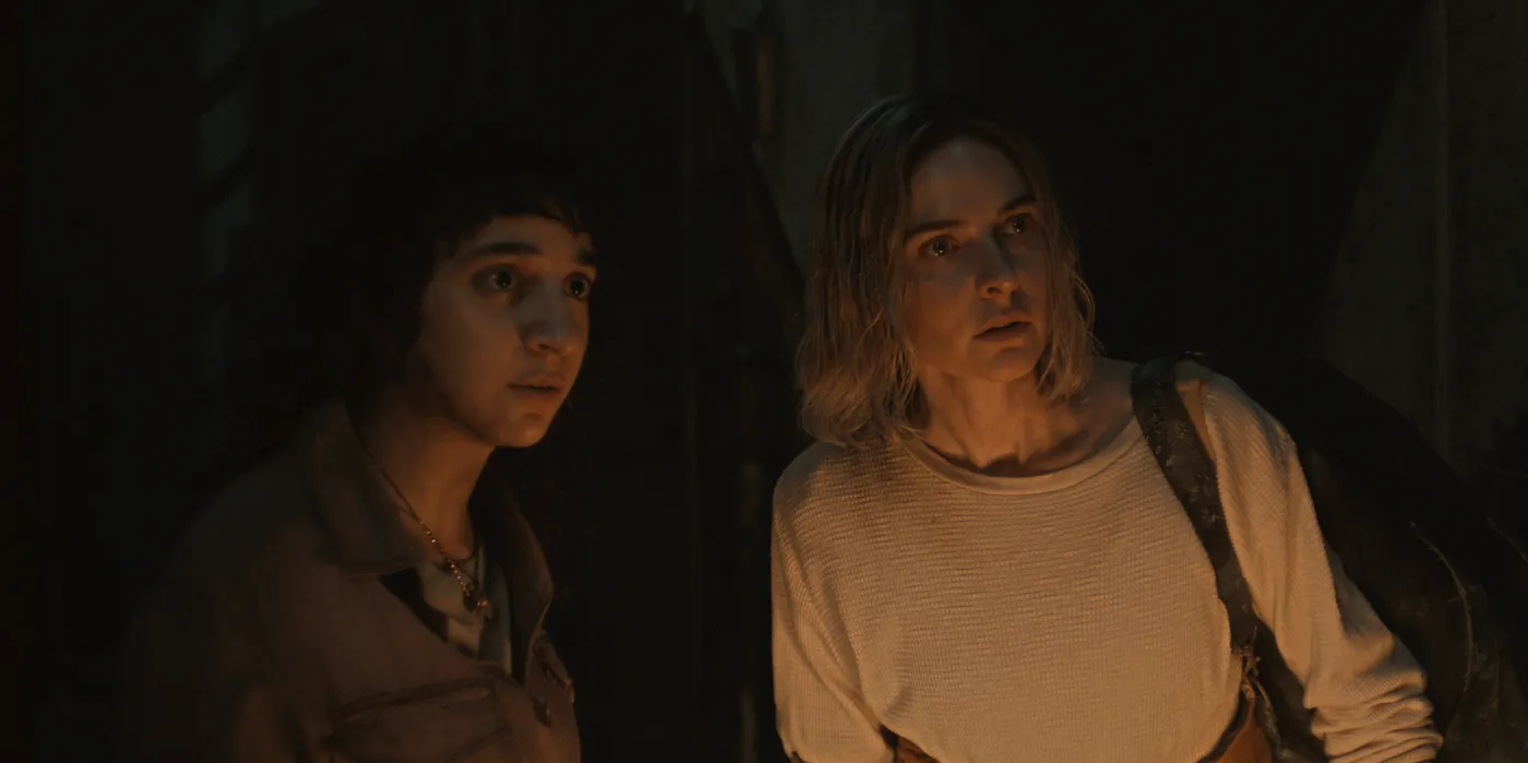 Sara Hazemi i Rebecca Ferguson w 10. odcinku 2. sezonu serialu "Silos"