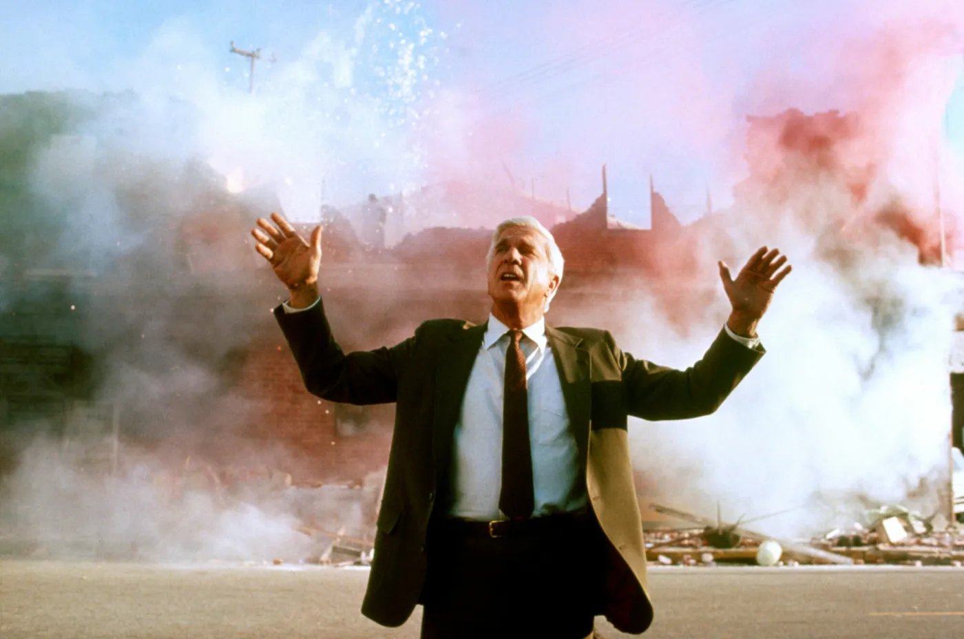 Leslie Nilson jako porucznik Frank Drebin w kultowej "Nagiej broni" 