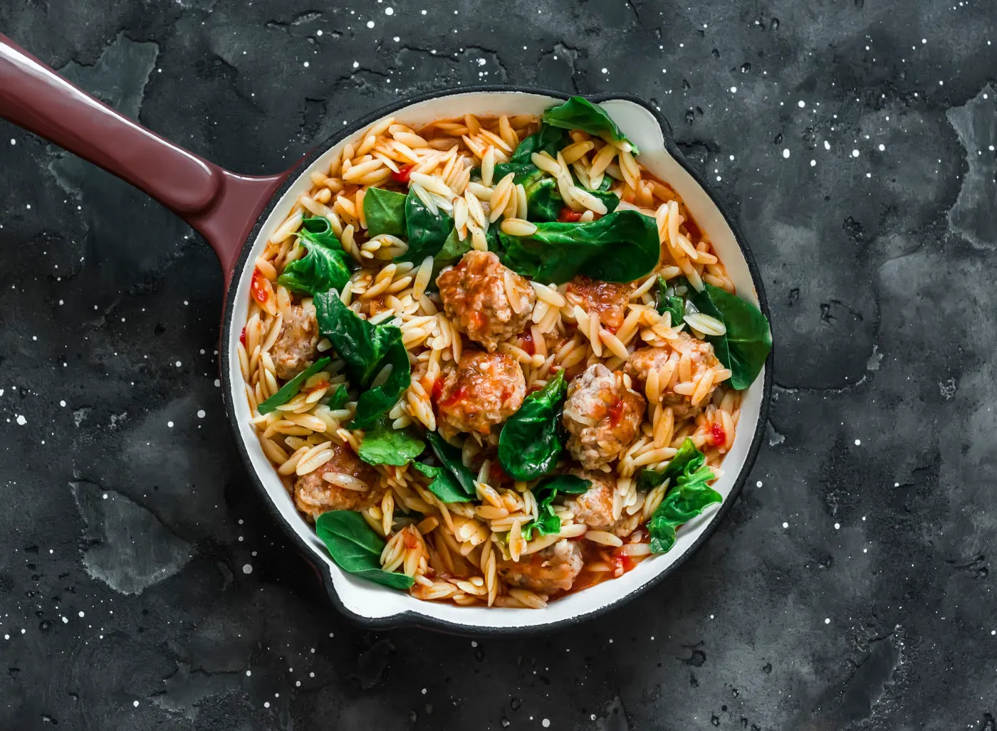 Pyszny obiad na gorące dni. Dietetyczny makaron orzo z kurczakiem i szpinakiem