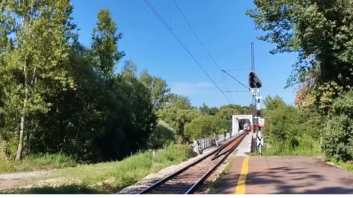 O mały włos, a byłaby tragedia. Dzieci w popłochu uciekały przed pociągiem [WIDEO]