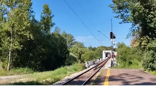 O mały włos, a byłaby tragedia. Dzieci w popłochu uciekały przed pociągiem [WIDEO]