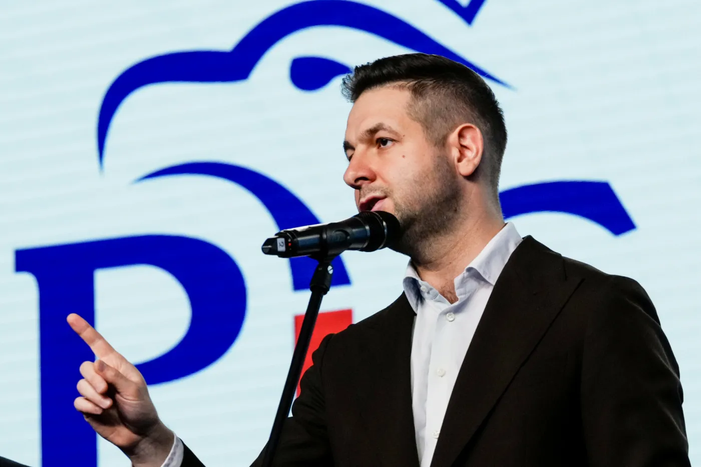 Patryk Jaki nie przebiera w słowach. "Polskie państwo robi za niemieckie taksówki"