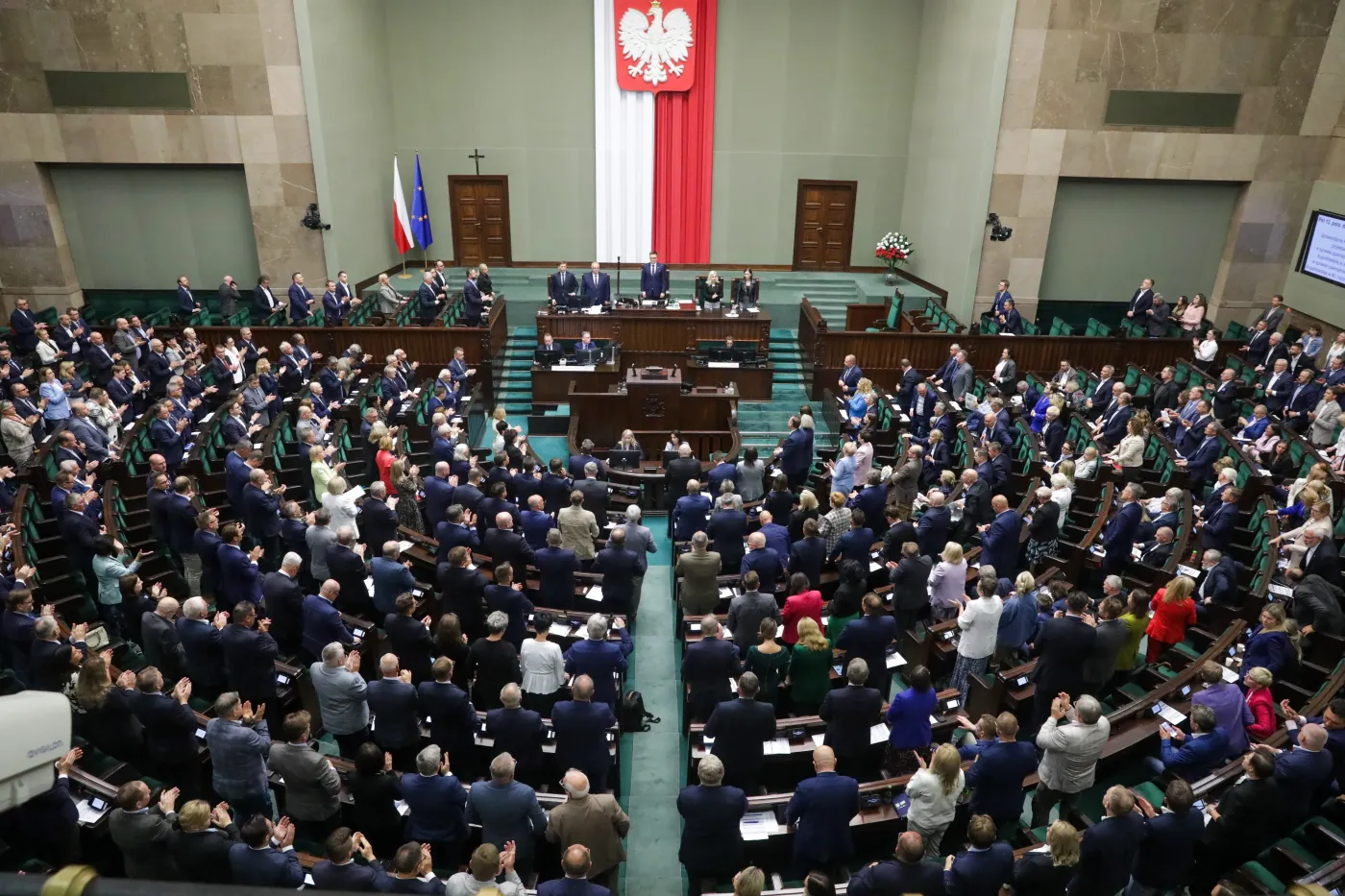 Posłowie dobrze zarabiają, mają oszczędności, ale mają też duże długi 