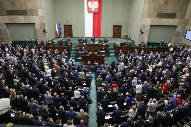 Parlamentarzyści toną w długach. Rekordziści spłacają miliony