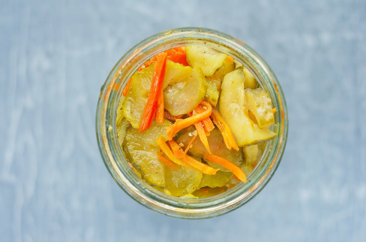 Sałatka z ogórków na zimę do słoików. Przepis babci Jakuba Kuronia