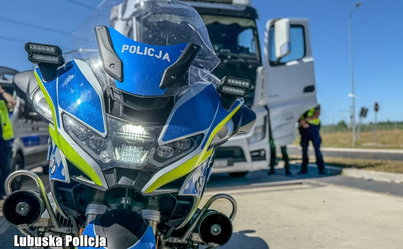 policja-kontroluje-kierowcow-samochodow-ciezarowych-ciezarowka-tir-38526384.jpg