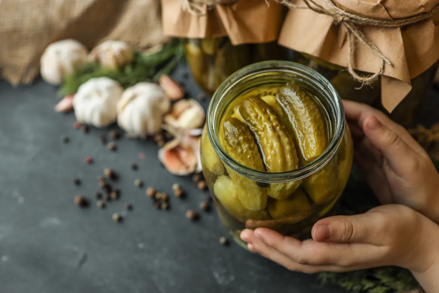 Ogórki kiszone siostry Anastazji. Dwa proste triki by były chrupiące