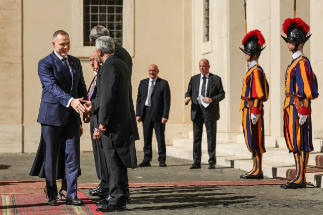 Prezydent Nawrocki z rodziną u papieża. Historyczny gest w Watykanie