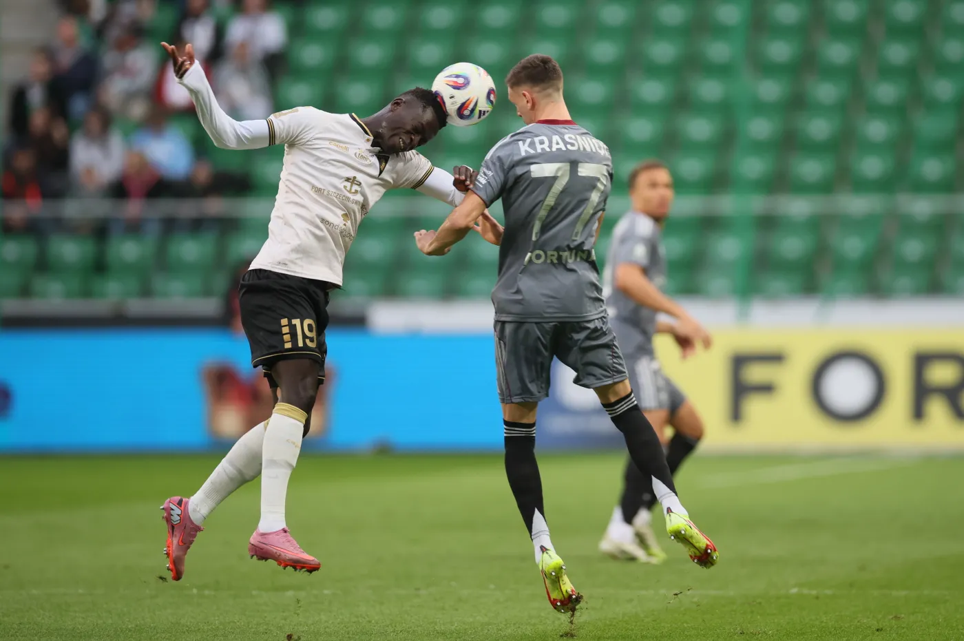 Legia wymęczyła trzy punkty w meczu z Pogonią. Zdecydował rzut karny