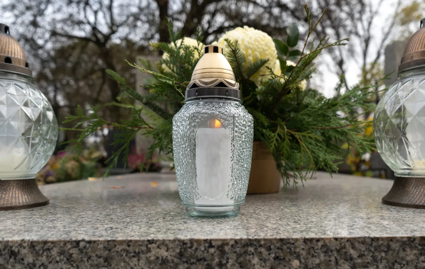 Tych zniczy nie stawiaj na grobie. Ten błąd popełnia wielu Polaków