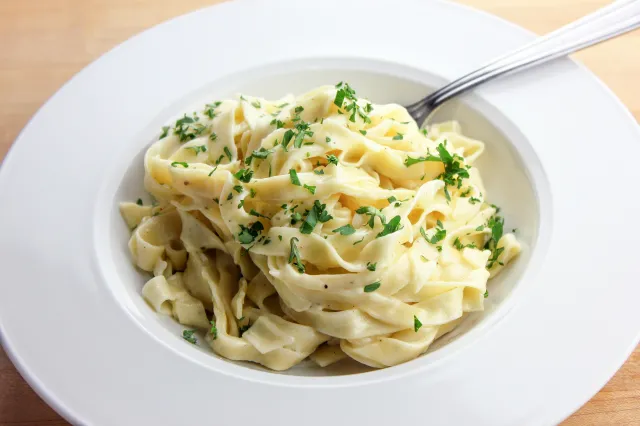 Pyszny obiad na poniedziałek. Podajemy przepis, Ty gotujesz. Fettuccine Alfredo, ulubiony makaron gwiazd