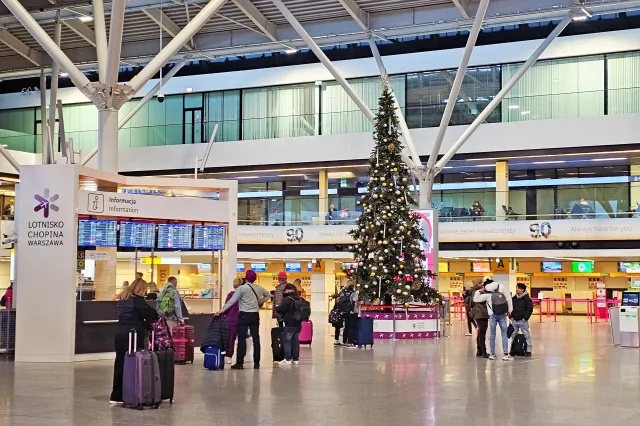 Opóźnione, odwołane loty i pociągi. Zimowa pogoda daje się pasażerom mocno we znaki