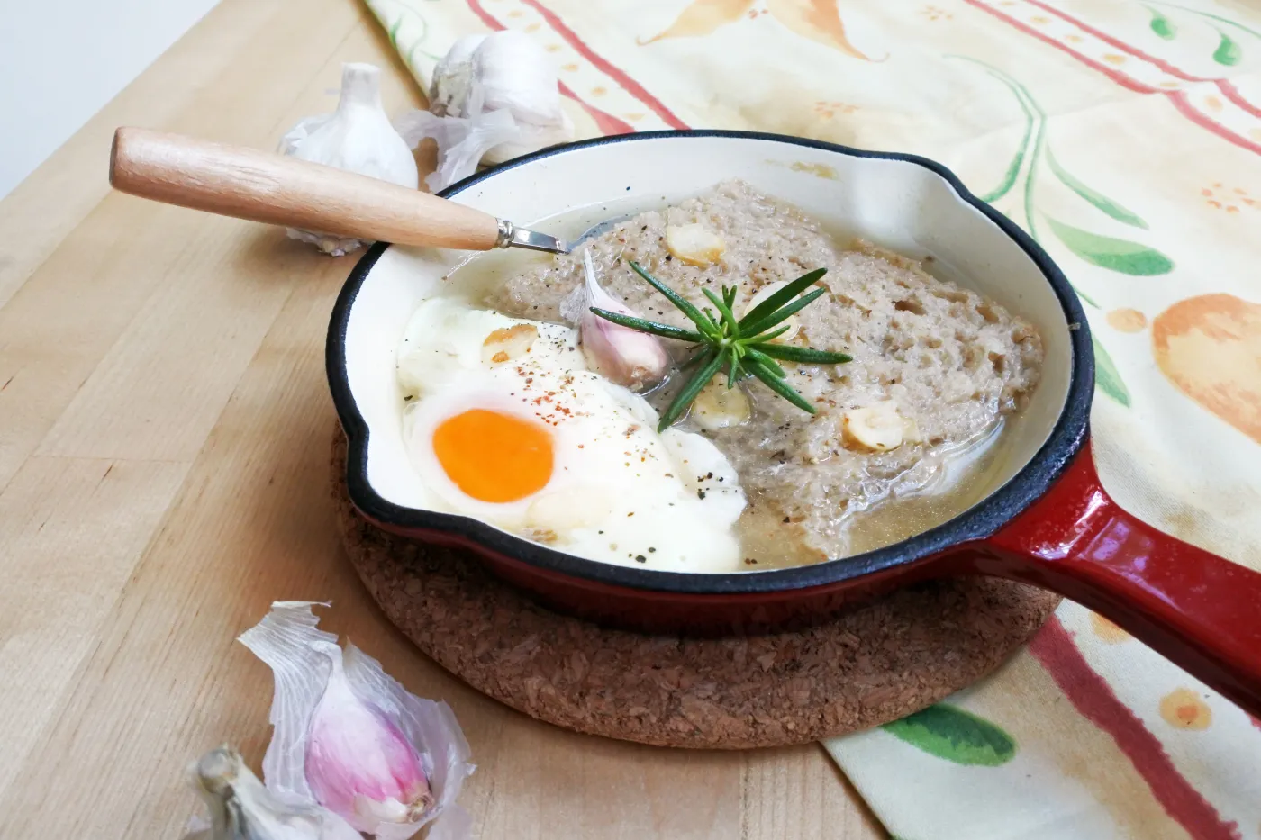 Zupa czosnkowa z jajkiem i grzankami. Aromatyczna, lekka i rozgrzewająca, idealna na kolację lub nietypowe śniadanie