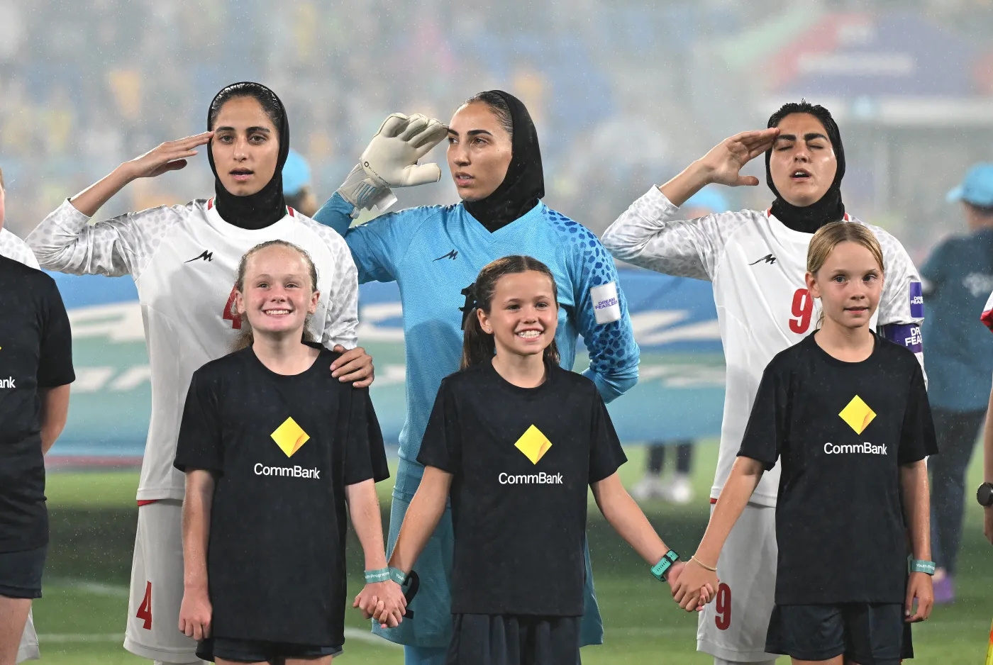 Irańskie piłkarki szybko zmieniły "front". Odśpiewały hymn salutując