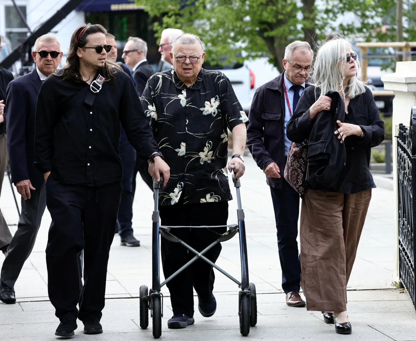 na-pogrzebie-andrzeja-olechowskiego-pojawil-sie-min-wojciech-mann-39136547.jpg