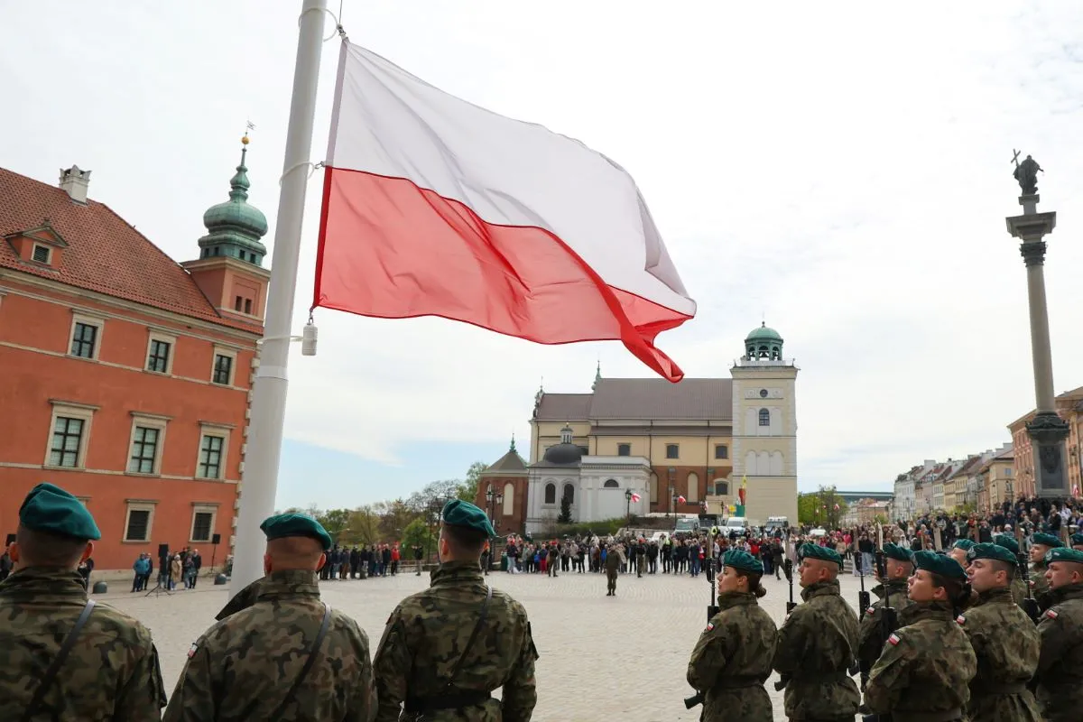 Polska świętuje w Dniu Flagi. Borne Sulinowo walczy o rekord, a Warszawa rusza na Wisłę