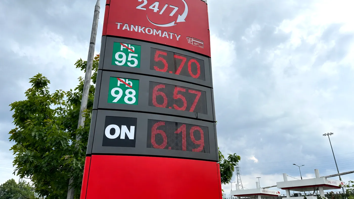 Stacja paliw Auchan - benzyna 95 w promocji kosztuje 5,70 zł/l