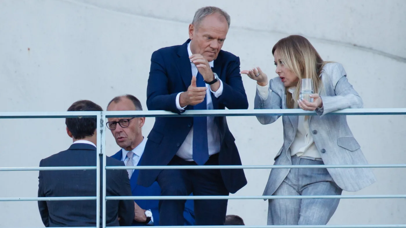 Donald Tusk i Giorgia Meloni, w tle Friedrich Merz i Emmanuel Macron
