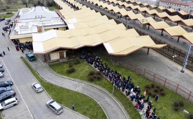 Koronawirus w Polsce. Ukraińcy wyjeżdżają, tłumy na dworcu w Przemyślu [FOTO]