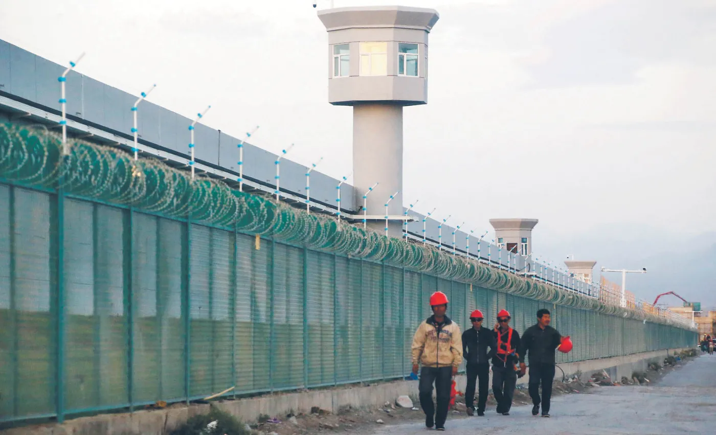 Mur obozu reedukacyjnego w Dabancheng, gdzie przetrzymywani są Ujgurzy