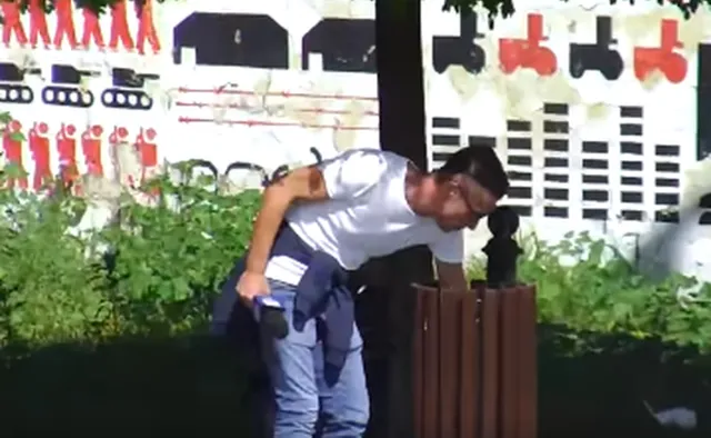 Dziennikarz TVP grzebał w śmietniku i rozrzucał odpady, żeby zrobić newsa o brudnym Lublinie [WIDEO]