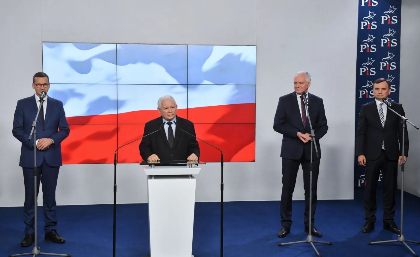 Kaczyński, Ziobro i Gowin. Jest nowa umowa koalicyjna Zjednoczonej Prawicy [WIDEO]