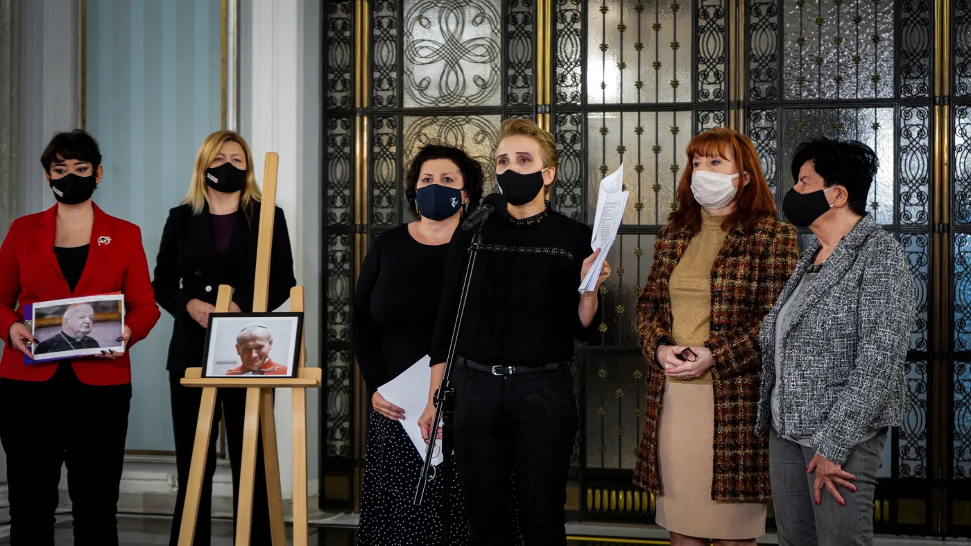Posłanki Lewicy niszczą portret kardynała Dziwisza. "Posprzątamy po Kościele"