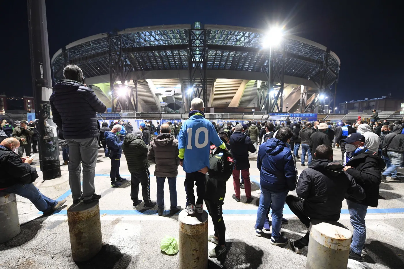 Tłumy kibiców przybyły przed stadion w Neapolu, by oddać hołd Maradonie
