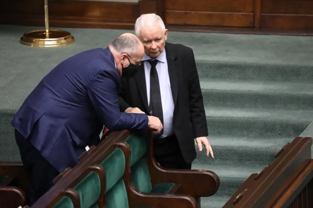Jarosław Kaczyński przyłapany bez maseczki w Sejmie. Politycy oburzeni
