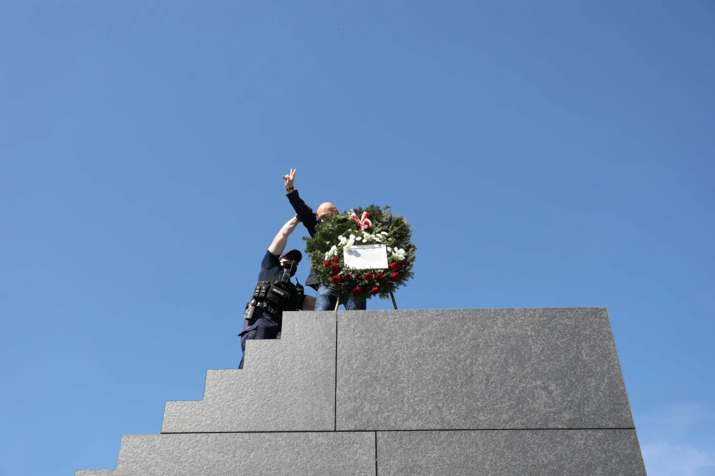 Mężczyzna wdrapał się z wieńcem na pomnik Ofiar Katastrofy Smoleńskiej