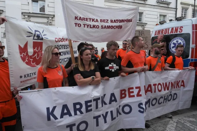 Ratownicy medyczni wyszli na ulice kilku miast. "Karetka bez ratownika to tylko samochód"